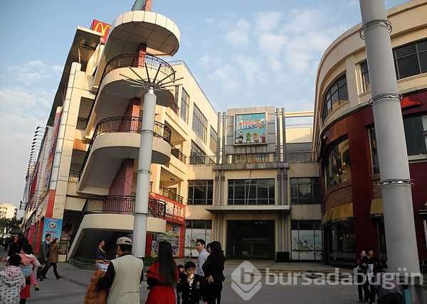 Dünyanın en büyük alışveriş merkezi sinek avlıyor	
