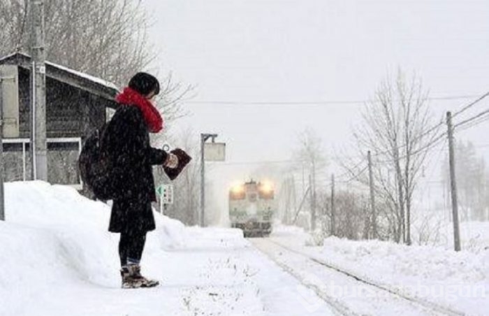 Koca tren sadece onun için geliyor!	