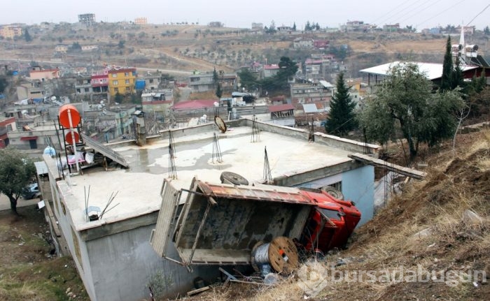 Kamyon evin üzerine devrildi