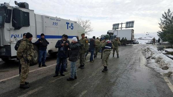 Şırnak'a girmek isteyen araçlara engel!