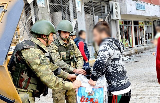 Silopi'de Mehmetçik'ten şefkat eli