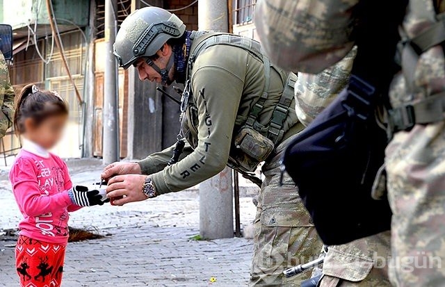 Silopi'de Mehmetçik'ten şefkat eli