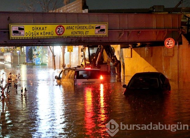 Göle dönen caddede araçlar mahsur kaldı