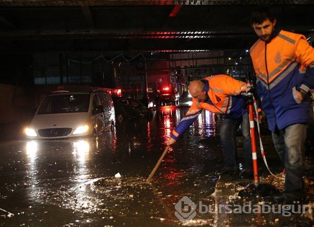 Göle dönen caddede araçlar mahsur kaldı