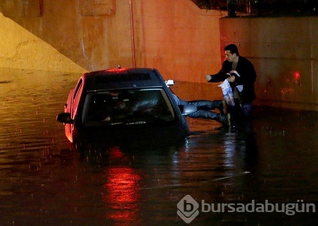 Göle dönen caddede araçlar mahsur kaldı