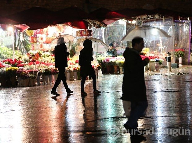 Göle dönen caddede araçlar mahsur kaldı