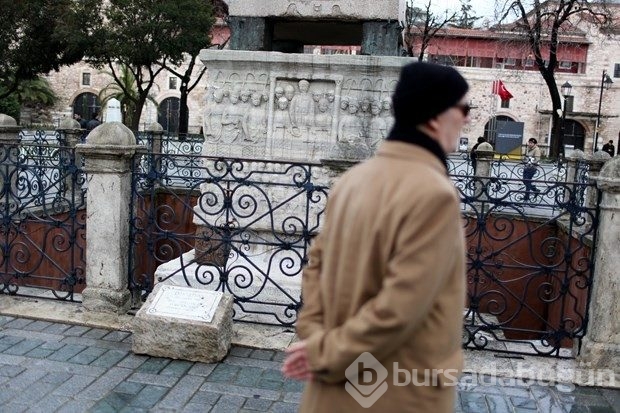 Patlamanın olduğu yere karanfil bıraktılar