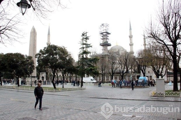 Patlamanın olduğu yere karanfil bıraktılar