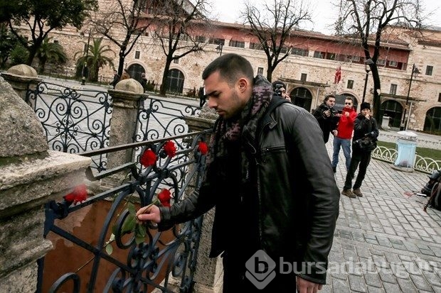 Patlamanın olduğu yere karanfil bıraktılar