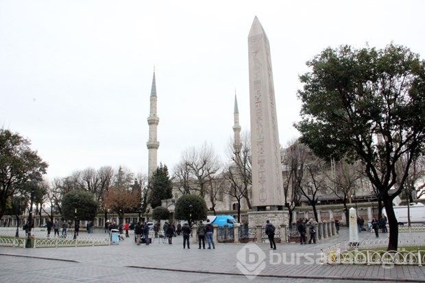 Patlamanın olduğu yere karanfil bıraktılar