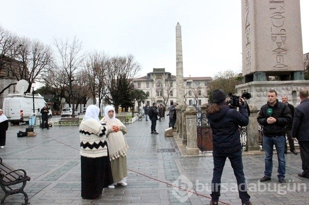 Patlamanın olduğu yere karanfil bıraktılar