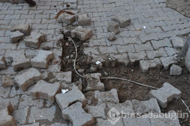 Kazma kürekle tuzaklanmış bomba arıyorlar