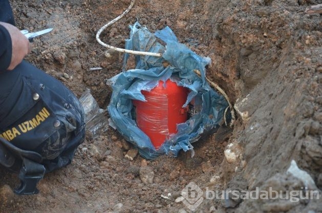 Kazma kürekle tuzaklanmış bomba arıyorlar