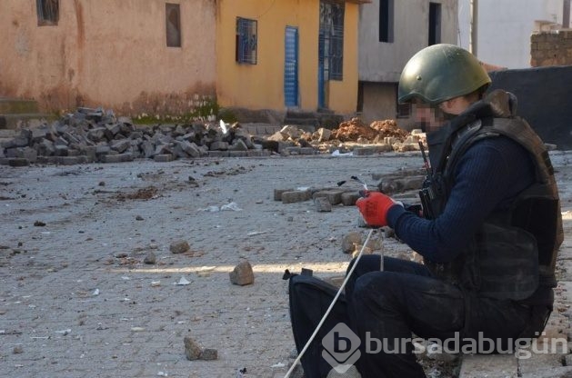 Kazma kürekle tuzaklanmış bomba arıyorlar