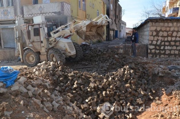 Kazma kürekle tuzaklanmış bomba arıyorlar