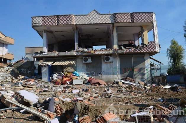 Kazma kürekle tuzaklanmış bomba arıyorlar