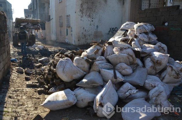 Kazma kürekle tuzaklanmış bomba arıyorlar