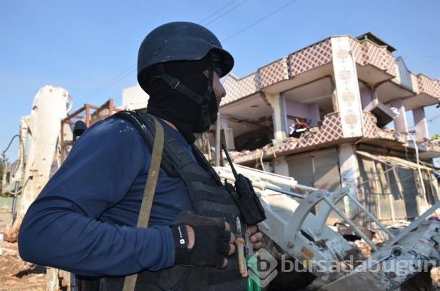 Kazma kürekle tuzaklanmış bomba arıyorlar