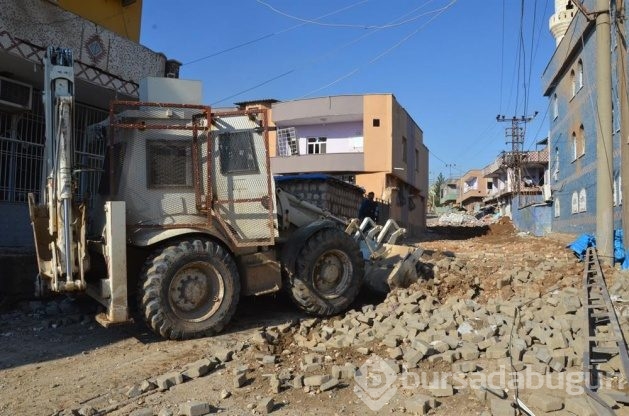 Kazma kürekle tuzaklanmış bomba arıyorlar