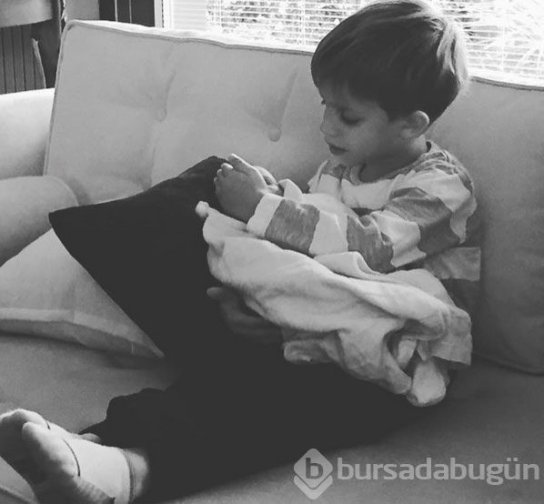 Esra Erol oğullarıyla poz verdi

