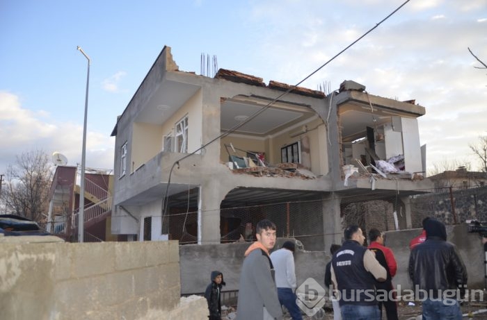 Diyarbakır'da emniyet müdürlüğüne bombalı saldırı	
