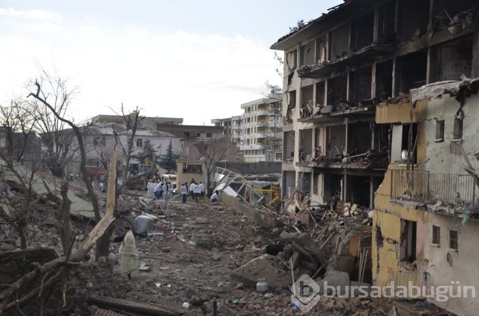 Diyarbakır'da emniyet müdürlüğüne bombalı saldırı	
