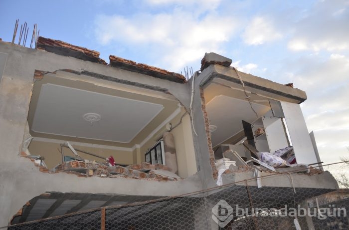 Diyarbakır'da emniyet müdürlüğüne bombalı saldırı	

