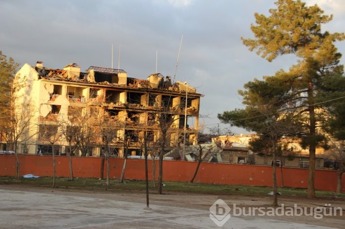 Diyarbakır'da emniyet müdürlüğüne bombalı saldırı	
