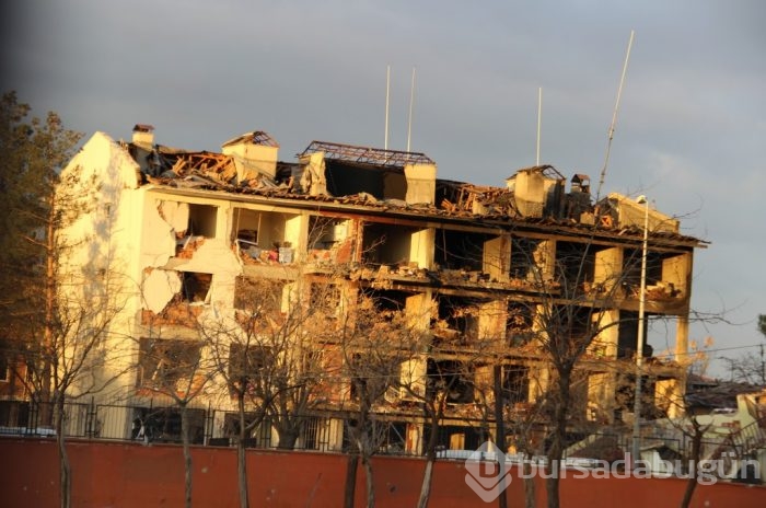 Diyarbakır'da emniyet müdürlüğüne bombalı saldırı	
