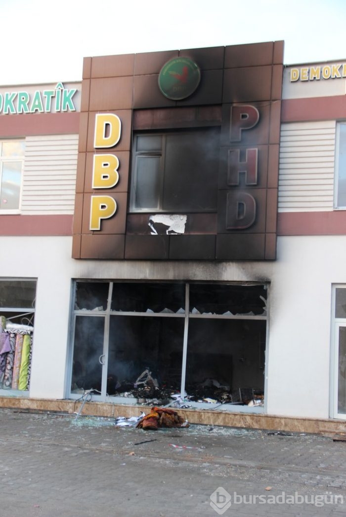 Diyarbakır'da emniyet müdürlüğüne bombalı saldırı	
