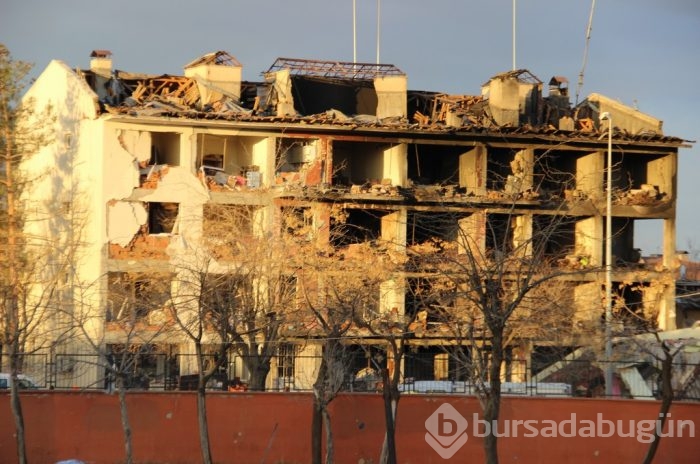 Diyarbakır'da emniyet müdürlüğüne bombalı saldırı	
