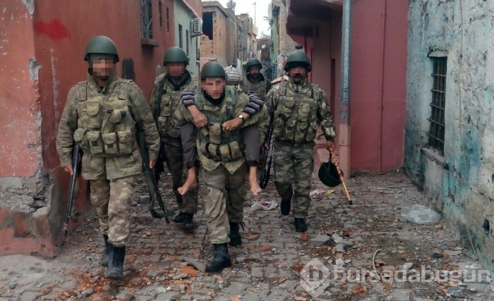 Sur'da Mehmetçik hastaları sırtında taşıdı!	

