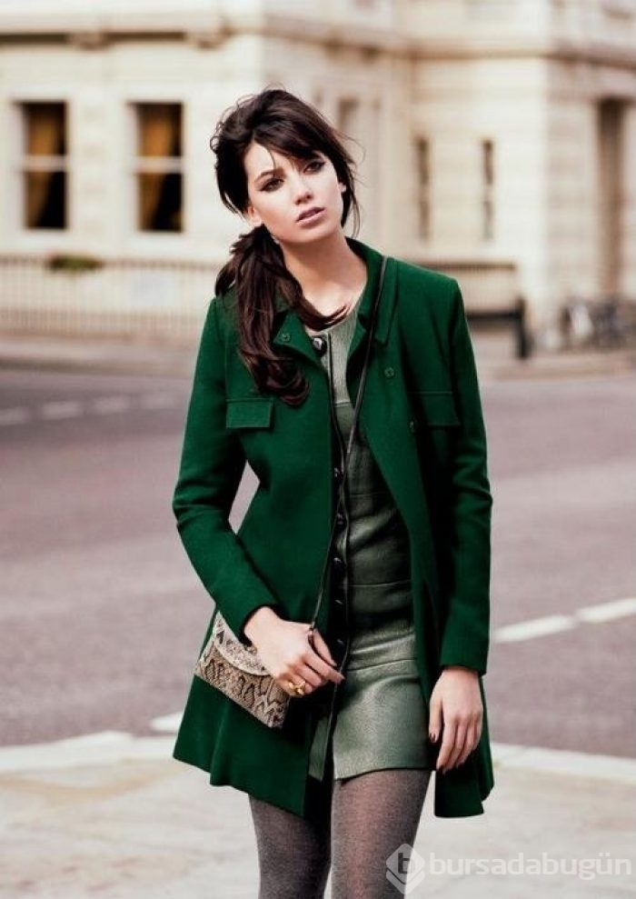 Пальто пиджак с платьем. Пальто изумрудного цвета. Образы с зеленым пиджаком. Стиль с зеленым пиджаком. Изумрудный цвет в одежде сочетание.