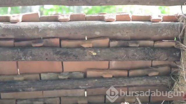 Yerden ısıtmalı kulübe yaptı
