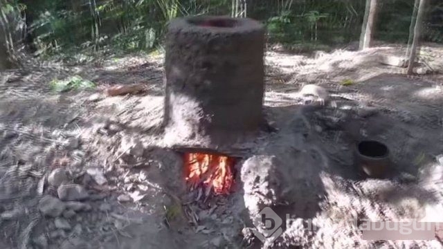 Yerden ısıtmalı kulübe yaptı
