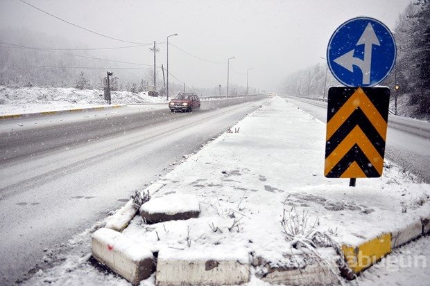 Bolu Dağı'nda kar yağışı etkili oluyor