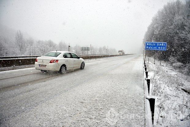 Bolu Dağı'nda kar yağışı etkili oluyor