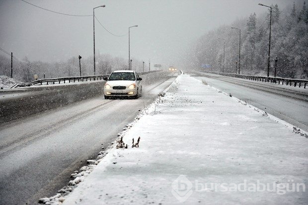 Bolu Dağı'nda kar yağışı etkili oluyor