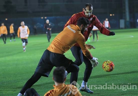 Umut Bulut antrenmana maskeyle çıktı
