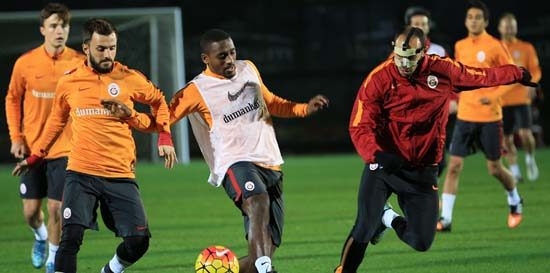 Umut Bulut antrenmana maskeyle çıktı

