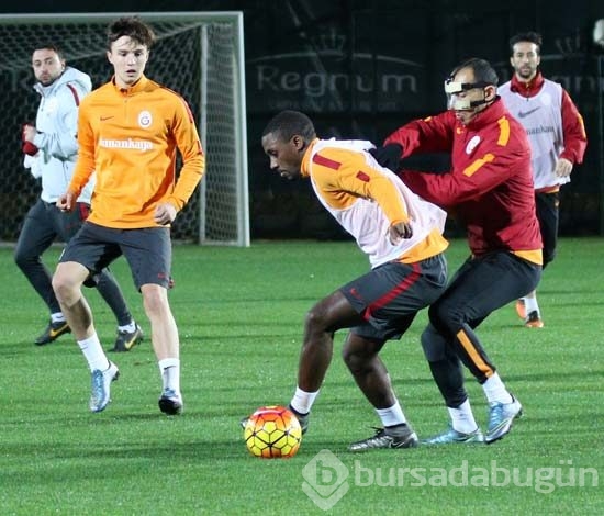 Umut Bulut antrenmana maskeyle çıktı

