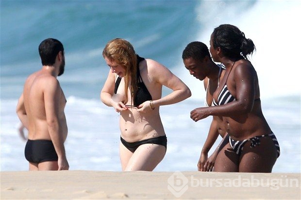 Bikininin azizliğine uğradı!