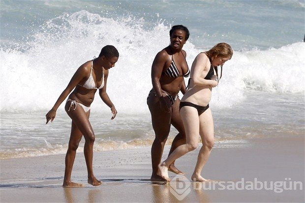 Bikininin azizliğine uğradı!