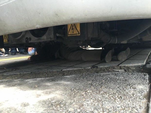 Tramvayın altında kalan bir kişi yaralandı