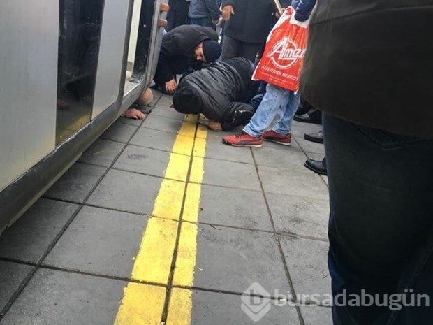 Tramvayın altında kalan bir kişi yaralandı