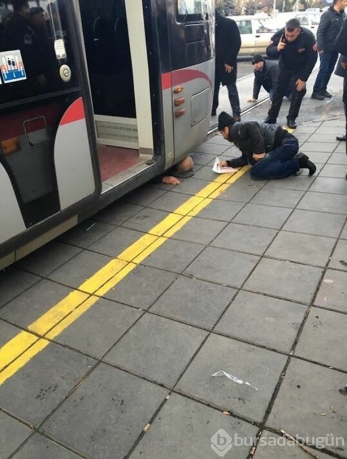 Tramvayın altında kalan bir kişi yaralandı