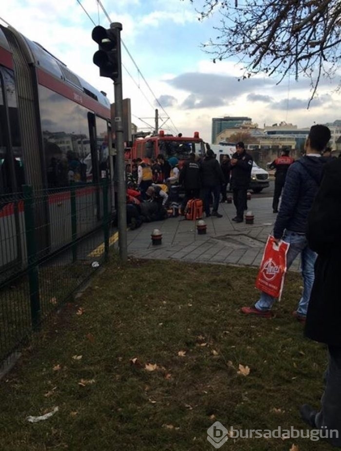 Tramvayın altında kalan bir kişi yaralandı