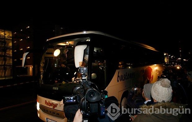 Merkel'e bir otobüs mülteci gönderdi