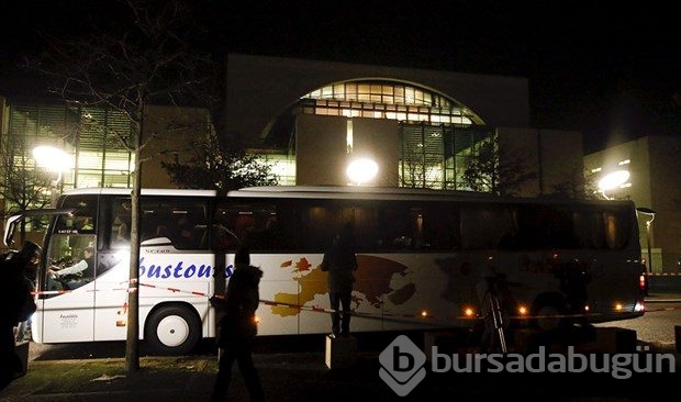 Merkel'e bir otobüs mülteci gönderdi