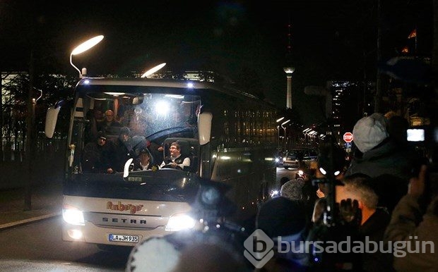 Merkel'e bir otobüs mülteci gönderdi